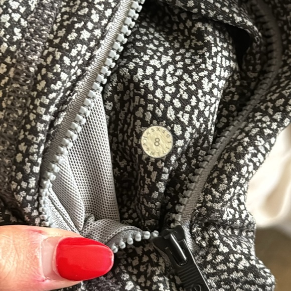 Lululemon women’s define jacket, black and grey, size 8 - Picture 3 of 3